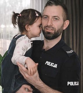 zdjęcie policjanta z dzieckiem
