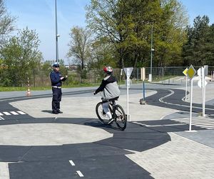 policjant i uczeń podczas konkursu