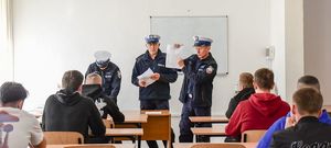 policjanci i uczestnicy konkursu