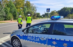 Policjanci kontrolują prędkość na drodze.