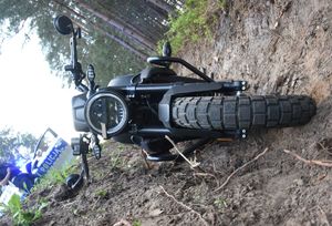 motocykl w rowie, w tle na drodze stoi obok radiowozu
