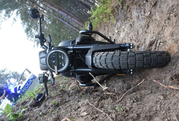 motocykl w rowie, w tle na drodze stoi obok radiowozu
