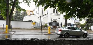 pojazd osobowy na jezdni widok z boku