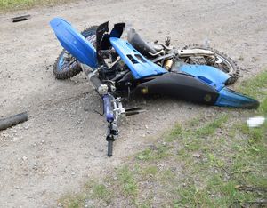 rozbity motocykl po wypadku