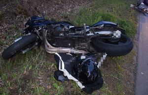 lezący na jedni motocykl i rower