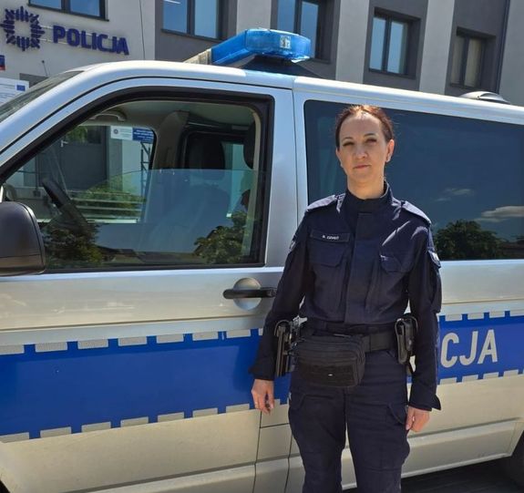 policjantka stoi przy radiowozie