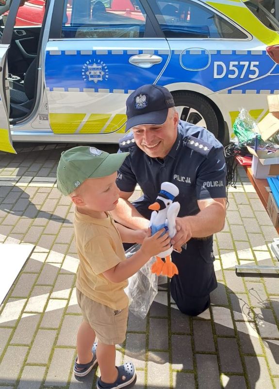 policjant i dziecko przy radiowozie