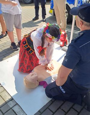 policjant i dzieci podczas dnia dziecka