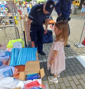 policjanci i dziecko podczas spotkania