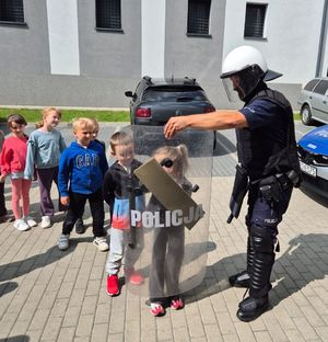 dzieci i policjant podczas spotkania