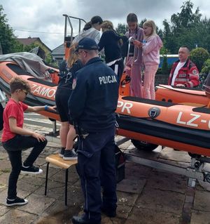 policjant na spotkaniu z dziećmi