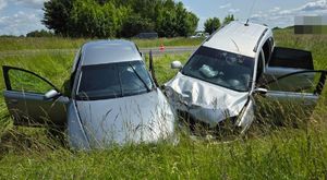dwa uszkodzone pojazdy w przydrożnym rowie