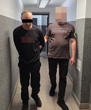 policjant prowadzi zqatrzymanego