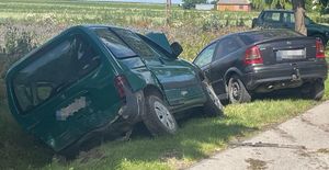 uszkodzone samochody w przydrożnym rowie