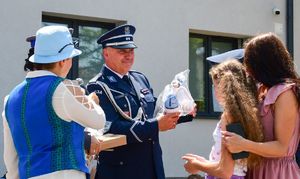 wręczenie nagrody dziecku przez komendanta Smolucha