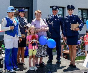wspólne zdjęcie policjantów i uczestników pikniku
