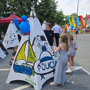 dzieci na policyjnym pikniku