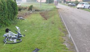 widok miejsca wypadku i rower leżący w rowie