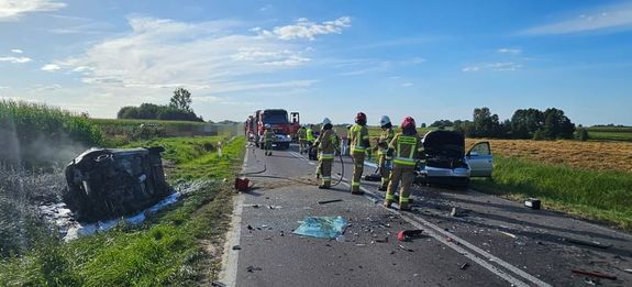 wypadek drogowy dwa pojazdy uszkodzone ,a na jezdni Straż Pożarna