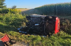 pojazd po wypadku przewrócony na poboczu drogi