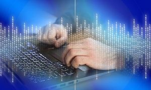 dłonie piszące na klawiaturze