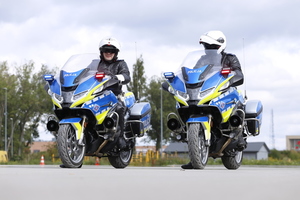 policjanci na motocyklach