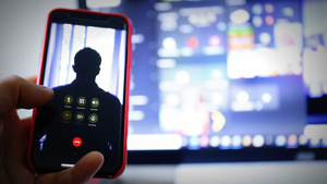 ekran telefonu, w tle ekran komputera