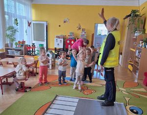 policjantka i dzieci podczas spotkania