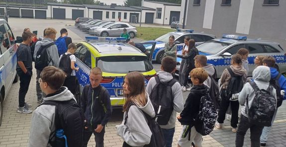 młodzież odwiedzająca komendę podczas dnia otwartego