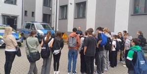młodzież i policjant podczas dnia otwartego