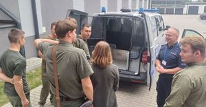 młodzież i policjant przy radiowozie