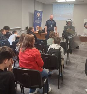 uczniowie i policjant