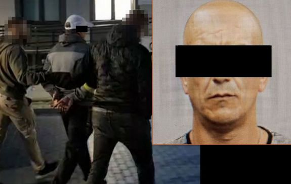 Policjanci prowadzą zatrzymanego mężczyznę do budynku Komendy Powiatowej Policji w Biłgoraju. Na zdjęciu umieszczony wizerunek zatrzymanego z czarnym paskiem na oczach.