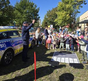 policjant i dzieci podczas spotkania