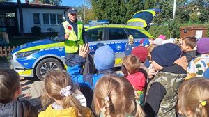 policjant i dzieci przy radiowozie