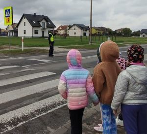 policjant i dzieci przy przejściu dla pieszych