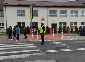 dzieci i policjant przy przejściu dla pieszych