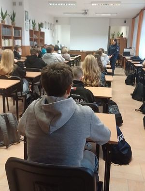 policjantka i młodzież podczas spotkania