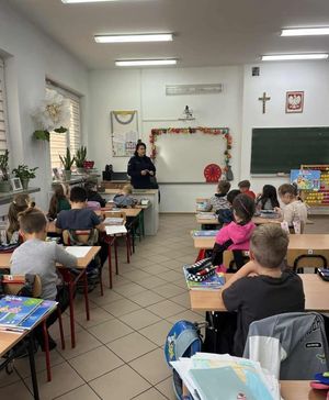policjantka na spotkaniu z dziećmi