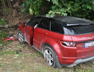 uszkodzony samochód poza drogą