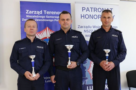 laureaci konkursu z pucharami