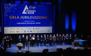 Uczestnicy gali jubileuszowej Akademii WSEI