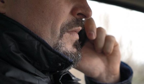 mężczyzna rozmawia przez telefon