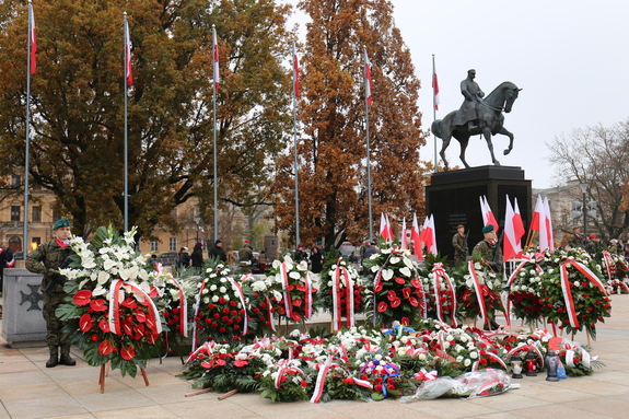 pamiątkowe zdjęcie pod pomnikiem z okazji 11 listopada