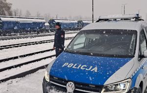 policjant i radiowóz obok torów