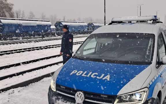 policjant i radiowóz obok torów