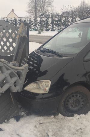 pojazd i uszkodzone ogrodzenie