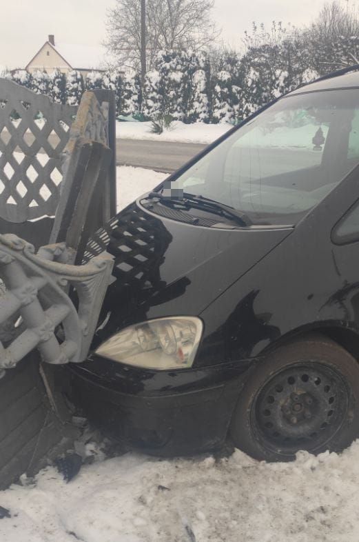 pojazd i uszkodzone ogrodzenie