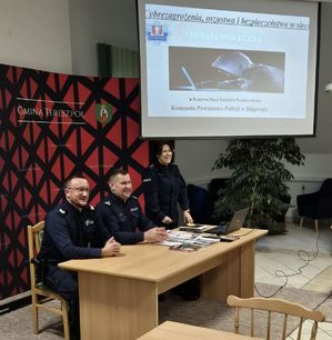 policjanci podczas debaty