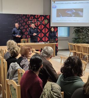 policjanci i uczestnicy debaty
